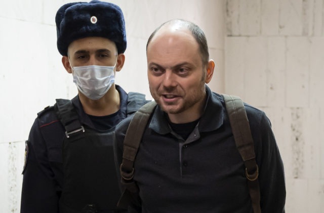 Väznený opozičný ruský predstaviteľ Kara-Murza vyzval ľudí, aby sa po Navaľného smrti nevzdávali