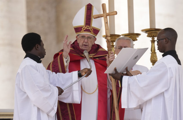 Pápež František stále cíti následky anestézie, má problémy s dýchaním