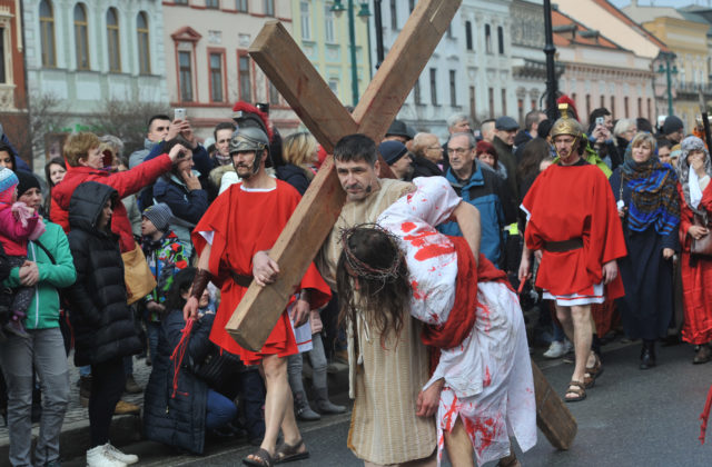 V Prešove ožil najsilnejší kresťanský príbeh, uskutočnila sa tradičná Živá krížová cesta (video+foto)