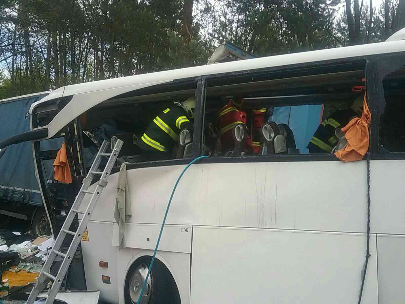 Zrážka, autobus, kamión, D2
