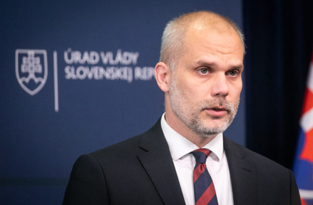 Slovensko bude pokračovať v modernizácií armády a pomoci Ukrajine, uviedol Sklenár
