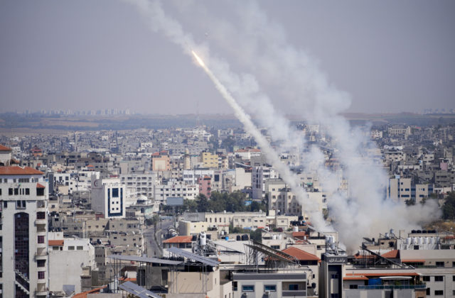 Izraelské letectvo spustilo rozsiahlu vlnu útokov na Libanon, hlásia aj zranených (video)