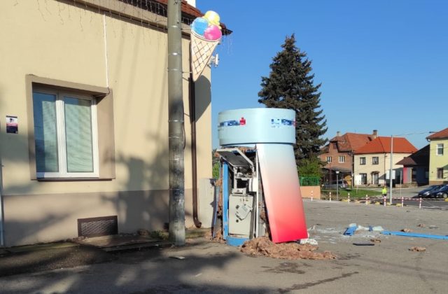 V obci Oslany vybuchol bankomat, polícia okamžite rozbehla pátranie po páchateľoch (foto)