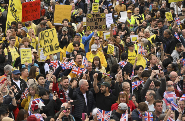 Korunováciu kráľa Karola III. naruší protest antimonarchistov, šiestich už zadržali (foto)