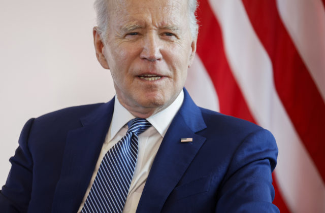 Americké a britské údery podľa húsíov zabili najmenej päť ľudí, prezident Biden odpovedal na útoky v Červenom mori