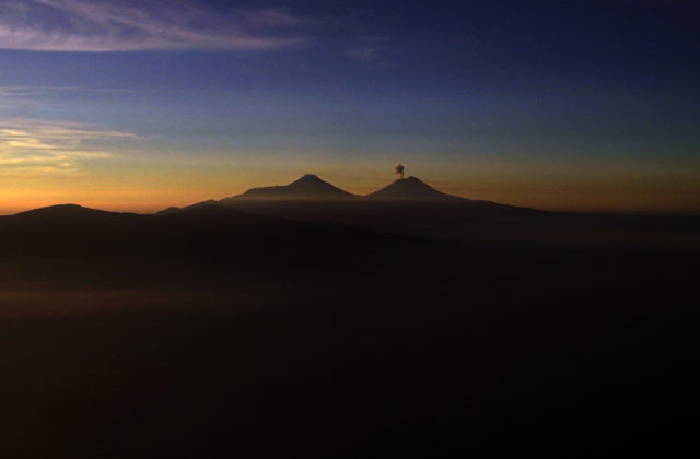 Sopka Popocatépetl sa prebudila k životu a ohrozuje približne 25 miliónov ľudí (video)