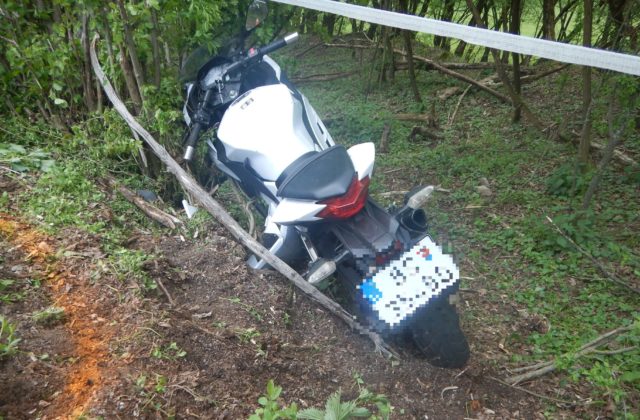 Mladá motocyklistka havarovala na motorke, do nemocnice ju previezli vrtuľníkom (foto)