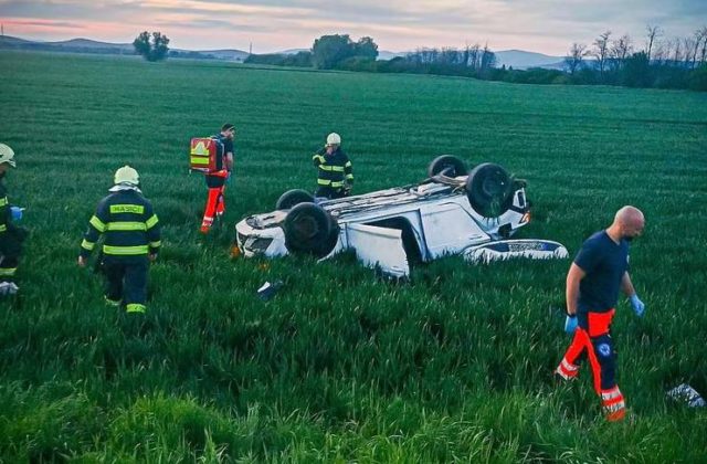 Tridsaťročný vodič neprežil nehodu, auto sa prevrátilo na strechu (foto)