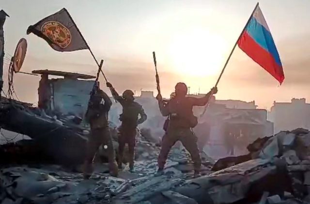 Rusi prišli v bojoch o strategicky nevýznamný Bachmut o viac než šesťdesiattisíc vojakov, hovorí konzervatívny odhad