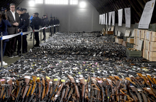 Obyvatelia Srbska odovzdali úradom viac ako 13-tisíc zbraní, len polovica z nich bola registrovaná