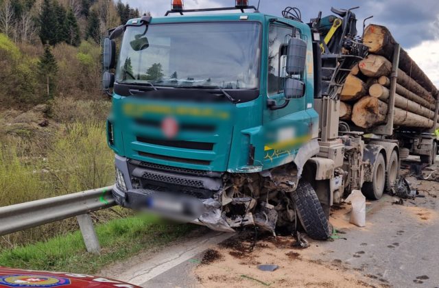 Čelná zrážka s nákladným vozidlom pri obci Breza si vyžiadala život 24-ročného vodiča (foto)