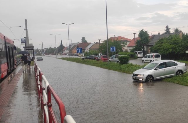 Bratislavu zasiahol intenzívny dážď a spôsobil problémy, hasiči museli v kraji zasahovať až 42-krát (video)