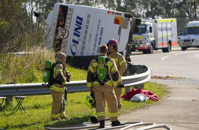 V prípade havárie autobusu plného svadobčanov obvinili vodiča, ide o asi najsmrteľnejšiu nehodu v Austrálii (video)