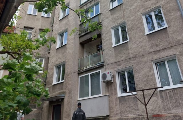 Na Múzejnej ulici v Bratislave vyskočil muž z okna, na miesto bola privolaná rýchla zdravotná pomoc