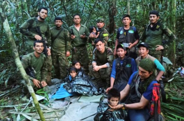 Štyri malé deti prežili haváriu lietadla v Kolumbii, po džungli sa potulovali 40 dní, kým ich našli vojaci