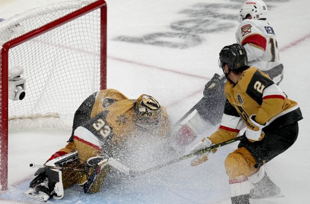 V prvom finále NHL medzi Vegas Golden Knights a Floridou padlo sedem gólov (video)