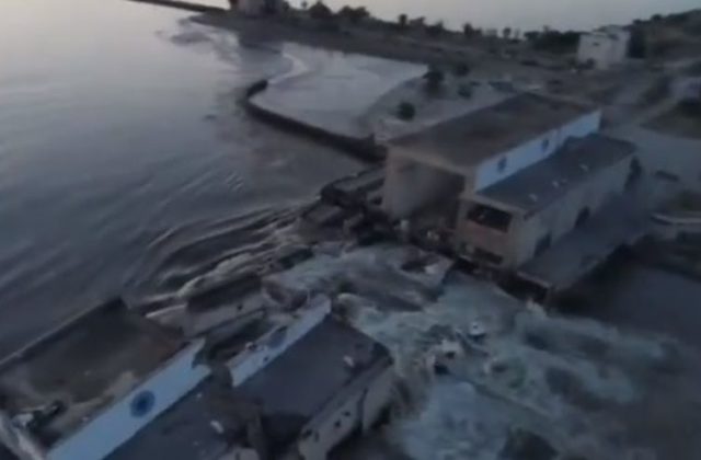 Priehradu Kachovka zničil výbuch, obce už zaplavuje voda a evakuovali stovky ľudí (video)