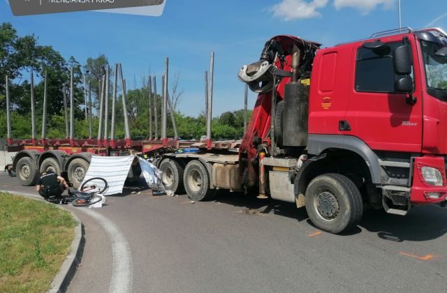 Kamión zachytil návesom 49-ročného cyklistu, zraneniam na mieste podľahol (foto)