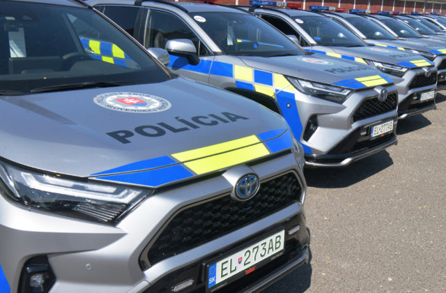 Policajti z Trenčína aj ďalšieho mesta dostali 20 hybridných áut, financované boli z Plánu obnovy (foto)