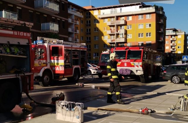 V Petržalke horel bytový dom, obyvateľov museli evakuovať (foto)