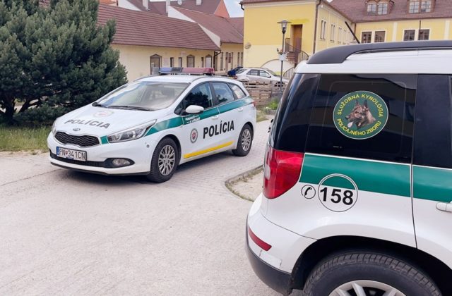 Na gymnáziu vo Vrbovom zasahovali policajti, žiak sa vyhrážal odpálením školy