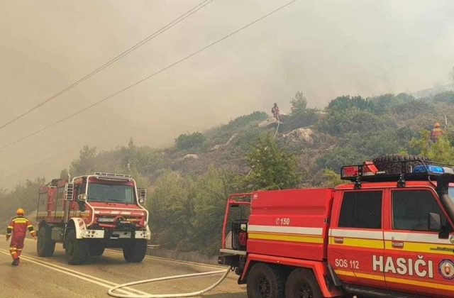 Slovenskí hasiči likvidujú na Rodose ohniská pri pobrežných rezortoch, prácu im komplikujú horúčavy a vietor