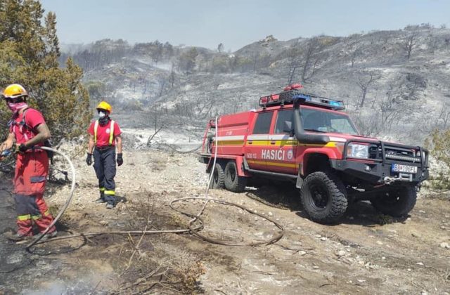 Na ostrove Rodos bolo v nedeľu nasadených 28 slovenských hasičov, prácu im komplikovali vysoké horúčavy aj vietor (foto)