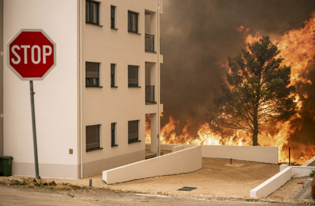 V Chorvátsku sa rozhorel ďalší lesný požiar, pri Dubrovníku zasahuje takmer sto hasičov (video+foto)