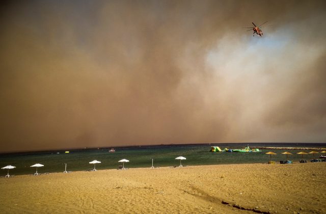 Na požiarmi sužovanom Rodose dovolenkuje vyše päťsto klientov Saturu, prví už odletia domov