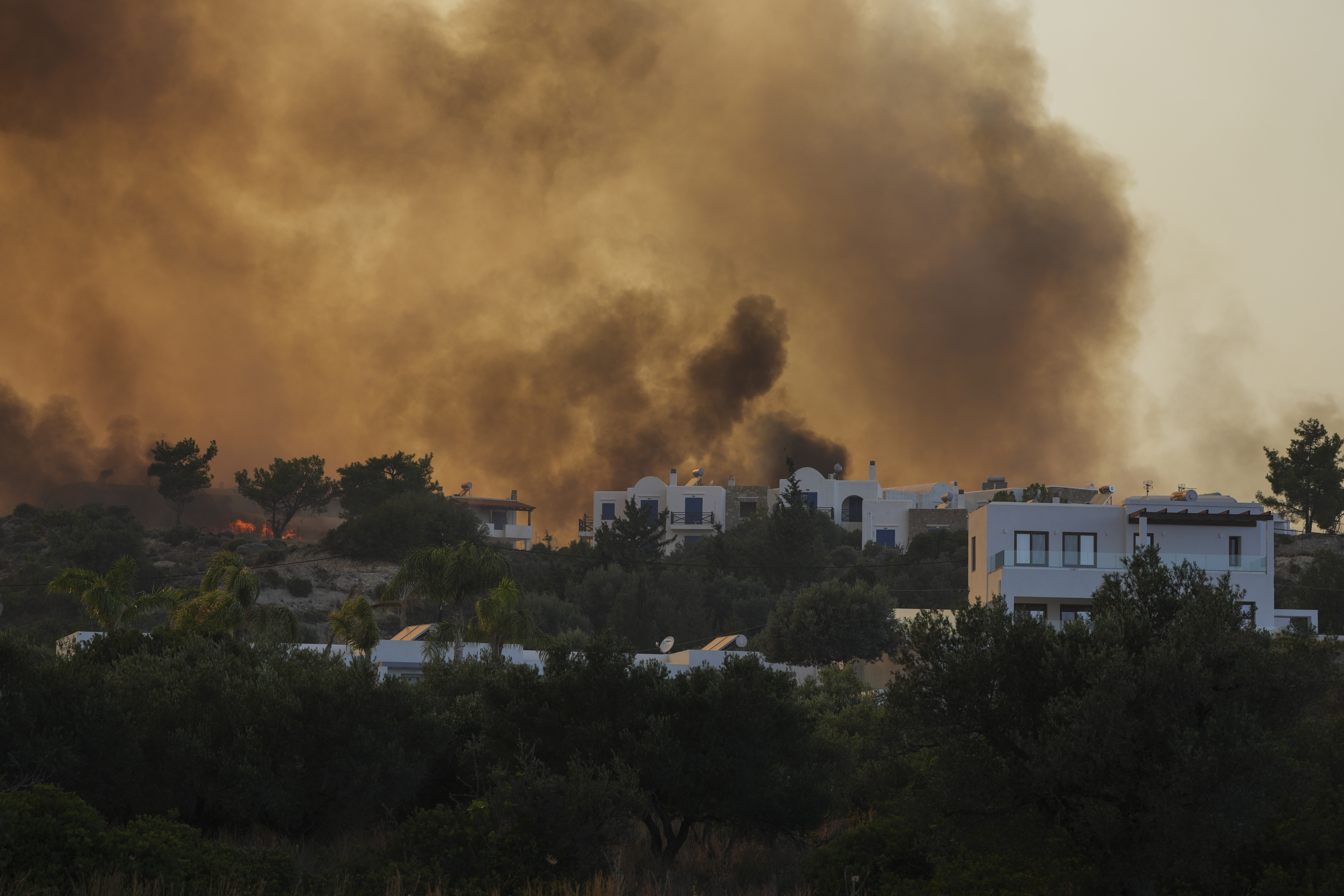 Grécko pre požiare vyhlásilo na Rodose výnimočný stav, turistov či civilistov sa však netýka