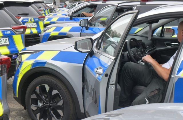 Policajtom pribudlo ďalších 56 nových hybridných áut, ministerstvo pokračuje v obnove vozového parku (foto)