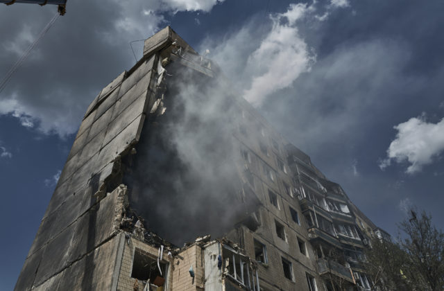 Ruský raketový útok na obytné budovy na Ukrajine si vyžiadal ľudské životy a desiatky zranených