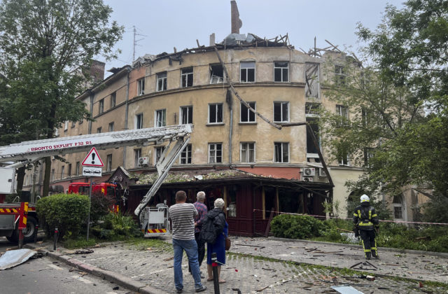 Počet obetí po ruskom útoku na Ľvov sa blíži k desiatim, zranené sú aj deti (video+foto)