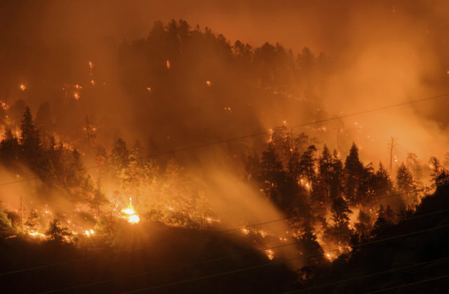 Vo Švajčiarsku vypukol rozsiahly lesný požiar, jeho uhasenie môže trvať týždne