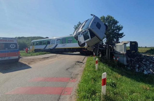 V Poľsku narazil vlak do nákladného auta na železničnom priecestí, zranilo sa dvadsaťdva ľudí (foto+video)