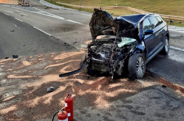 Pri dopravnej nehode zomrel 66-ročný vodič, jeho jazdu zastavili až zvodidlá (foto)