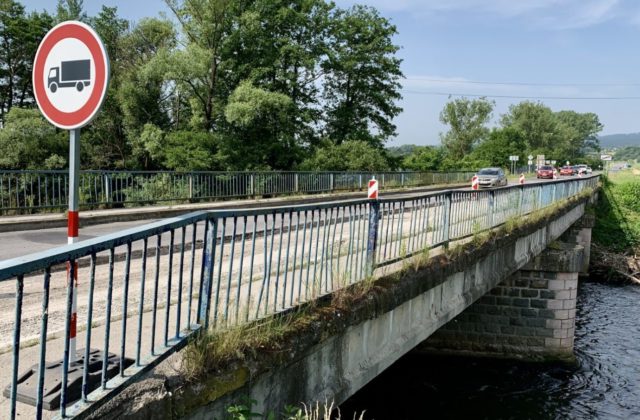Banskobystrický kraj vyzýva k opatrnosti vodákov splavujúcich Hron, vo Vlkanovej prebieha rekonštrukcia mosta (foto)