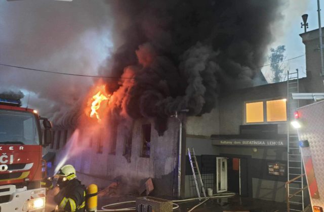 Požiar kultúrneho domu v Budatínskej Lehote sa podarilo uhasiť, škodu odhadli na viac ako milión eur