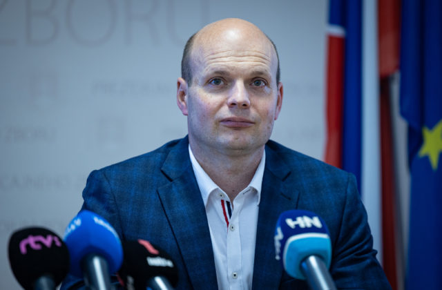 Šutaj Eštok porušil zákon, rozhodol súd a prvému viceprezidentovi PZ Kiššovi vrátil pracovné miesto