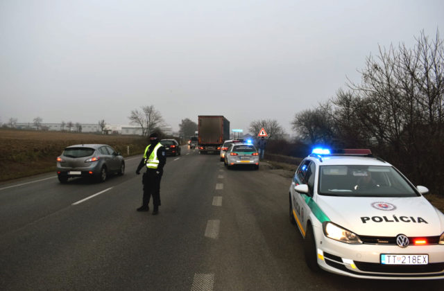 Polícia uzavrela zjazd z diaľnice D2, pri Kútoch sa stala vážna dopravná nehoda