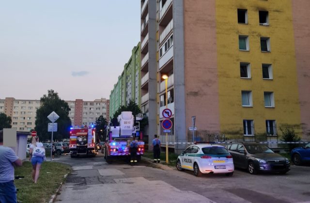 Pre požiar v obytnom dome v Košiciach evakuovali takmer 40 osôb, desať bolo prevezených do nemocnice s popáleninami