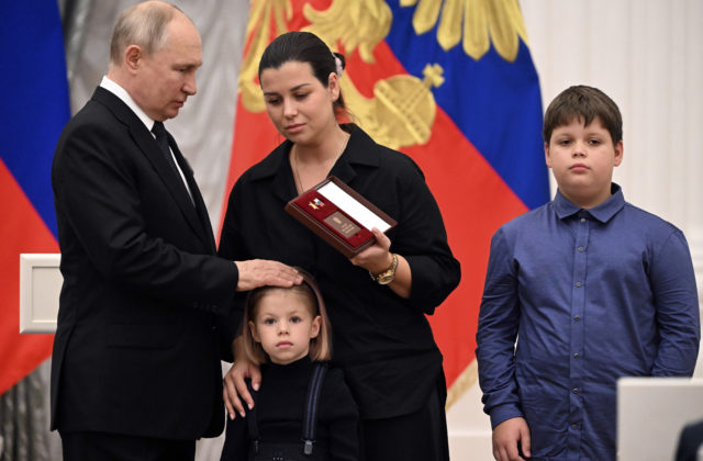 Putin sa chce postarať o deti zabitých ruských vojakov, vraj „ako keby boli naše vlastné“