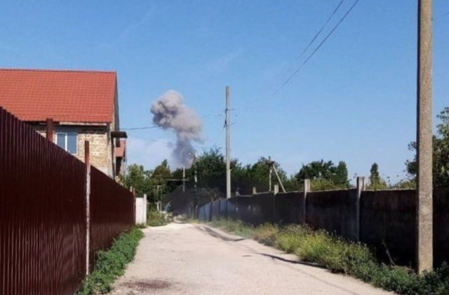Na Kryme nastal výbuch, malo by ísť o leteckú základňu (video+foto)