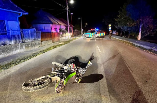 Motocyklista zišiel z cesty a narazil do brány rodinného domu, nehodu neprežil (foto)