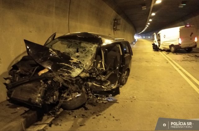 Po čelnej zrážke zostala jedna osoba zakliesnená v aute, tunel Branisko uzavreli (foto)