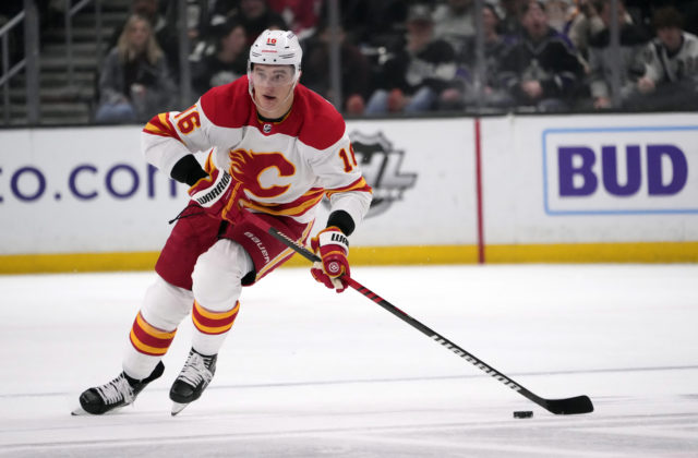 Obranca Calgary Flames Nikita Zadorov skritizoval ruskú vojnu na Ukrajine, propagandy voči nemu sa neobáva