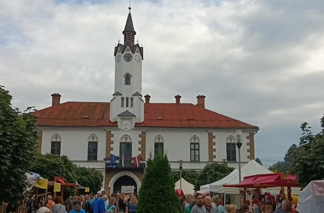 Voľby v Ľubietovej spestril aj Michalský jarmok, vyskytlo sa aj niekoľko malých nedorozumení (video)