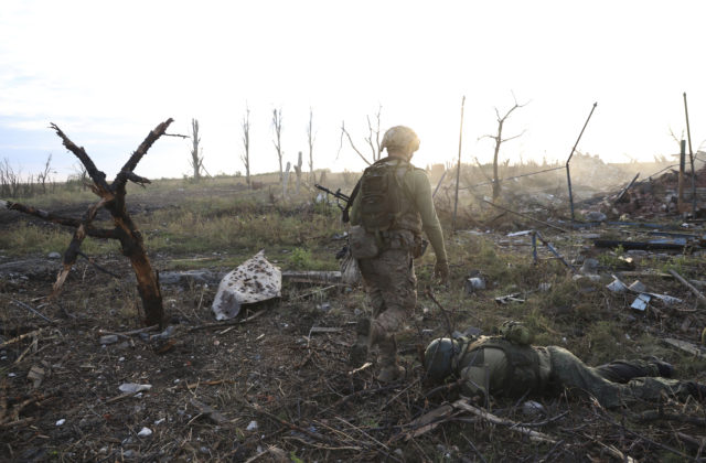 Ukrajinská armáda upevnila pri Avdijivke pozície na novej obrannej línii, vojaci odrazili aj päť ruských útokov