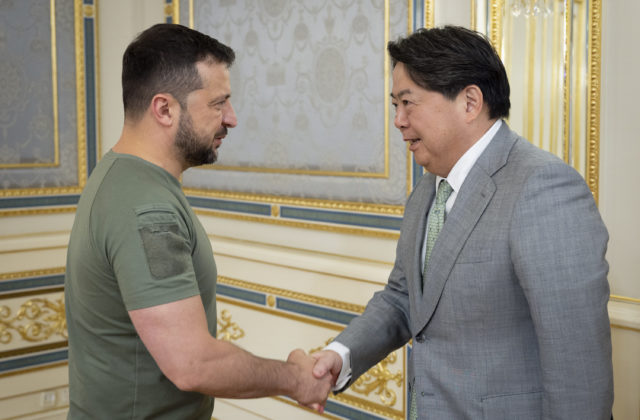 Zelenskyj sa stretol so šéfom japonskej diplomacie, Hajaši sľúbil Kyjevu podporu i spoluprácu (video)
