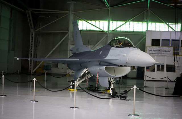 Prvé dve nadzvukové lietadlá F-16 už patria Slovensku, ešte však nedorazili (video)